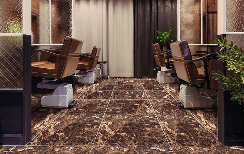 Realizzazione pavimento in marmo emperador brown per negozio 
