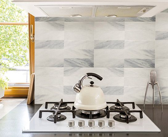 Rivestimento pareti cucina in marmo bianco e grigio